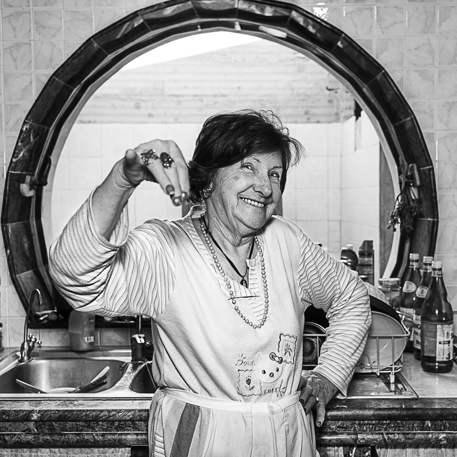 N'ha ffritte de pulpe, la frùsckue! - She has been frying enough pulps, what a tricky girl! She's been busy! - Mariannina, born in 1936